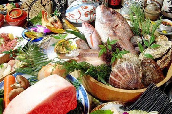 【厳選食材】選りすぐりの神戸牛や昼網鮮魚を提供
